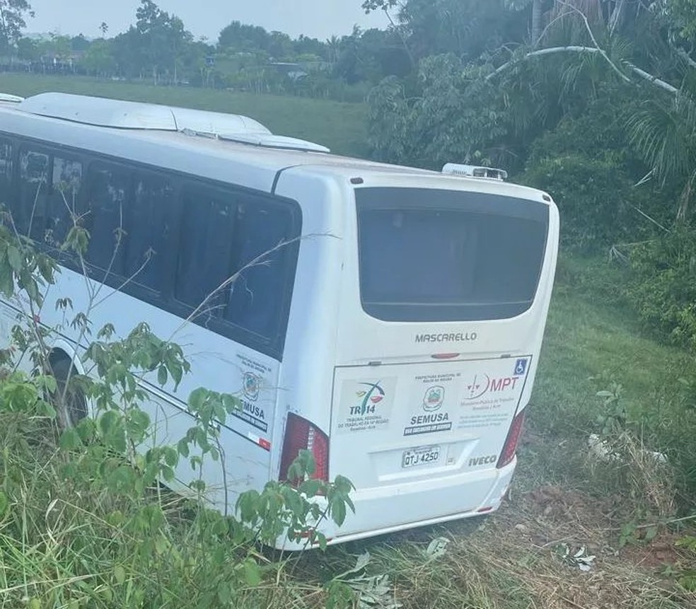 Alguns passageiros do ônibus tiveram ferimentos leves — Foto: Reprodução