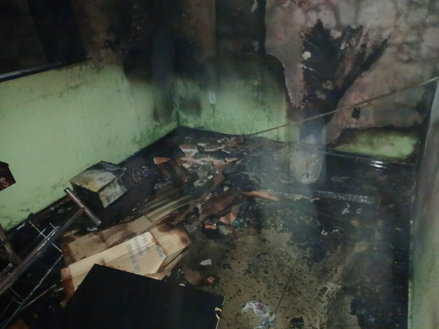 Mulher é socorrida com queimaduras após ter quarto de casa atingido por incêndio, em Araçuaí