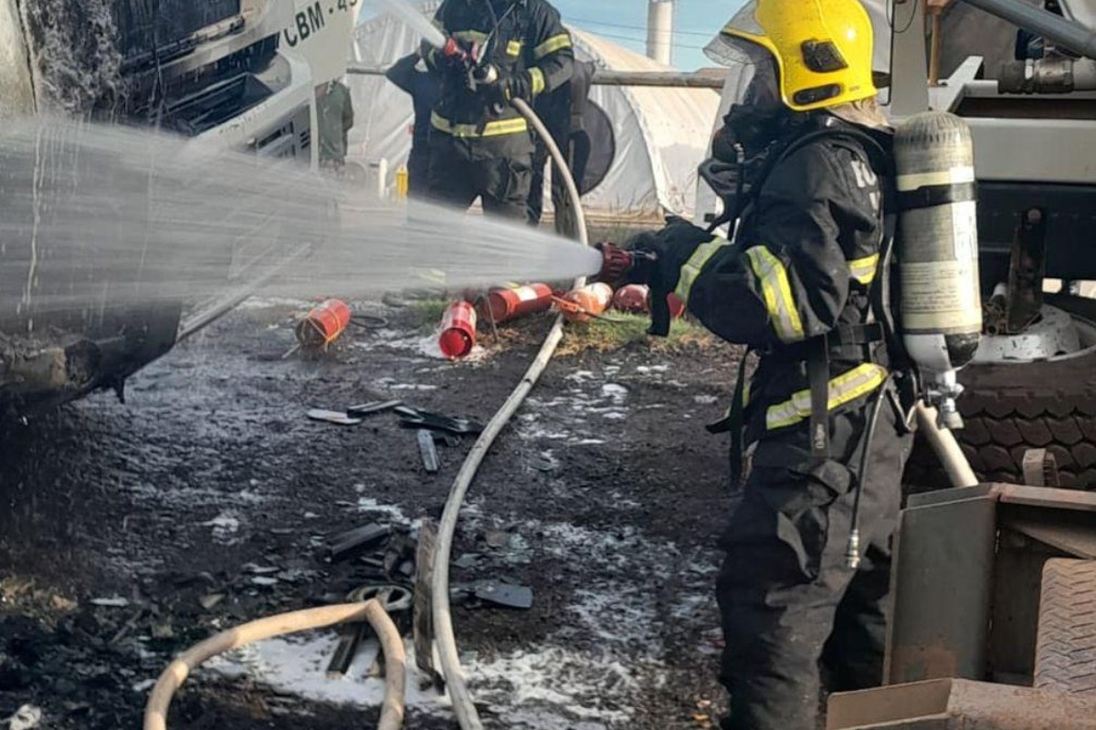 Fogo atinge dois caminhões e uma caminhonete em pátio de construtora em MT