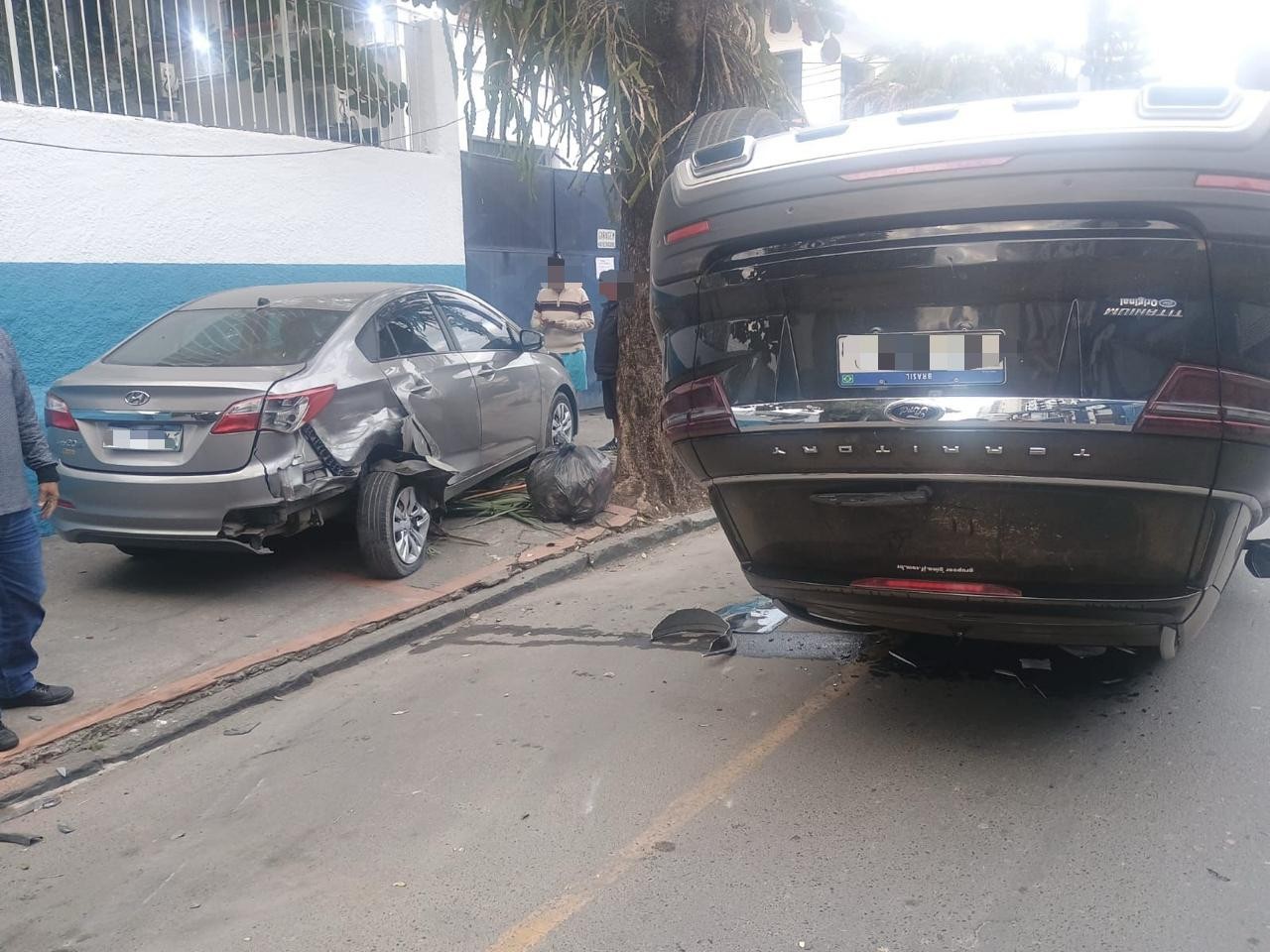 Carro capota e deixa homem ferido em Três Rios  