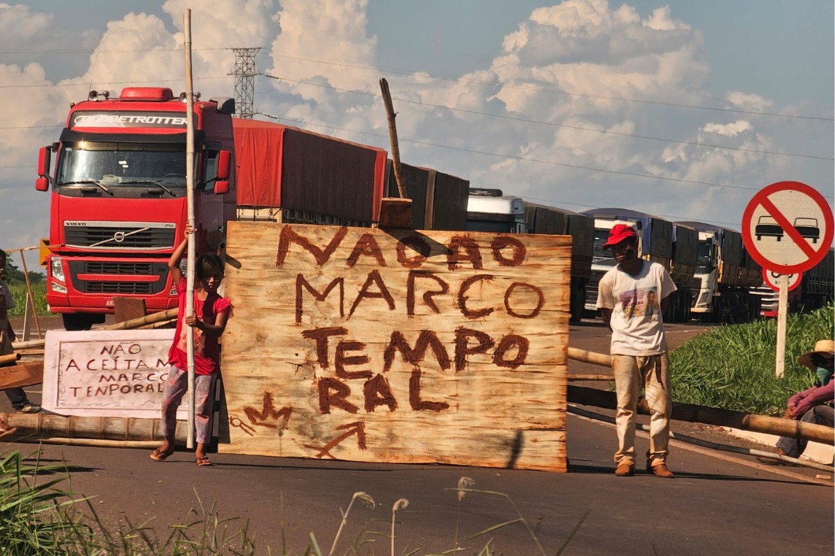 Indígenas bloqueiam anel viário em protesto ao Marco Temporal em Dourados 
