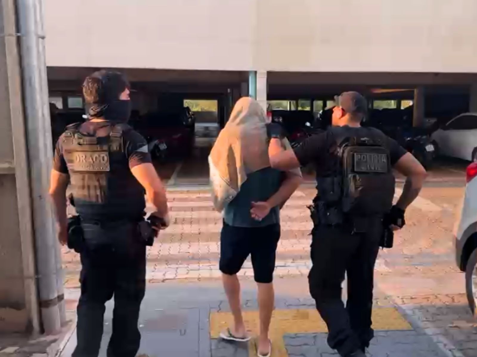 Policial penal afastado suspeito de facilitar fuga de detento é preso com outros dois homens no Acre