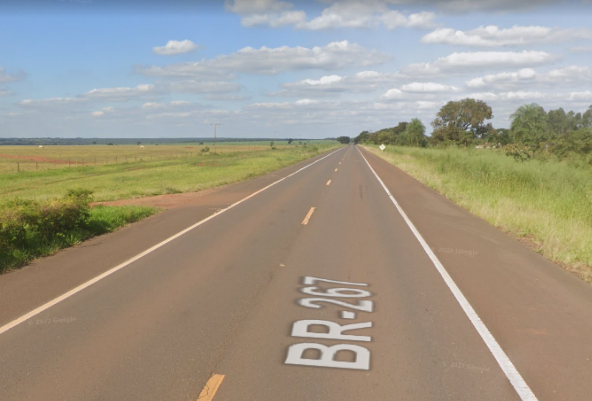 Motorista morre após bater carro na traseira de bi-trem na BR-267 em MS