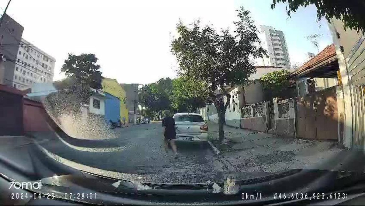 Câmera de dentro de carro de aplicativo grava o momento em que motorista é roubado por três homens em SP