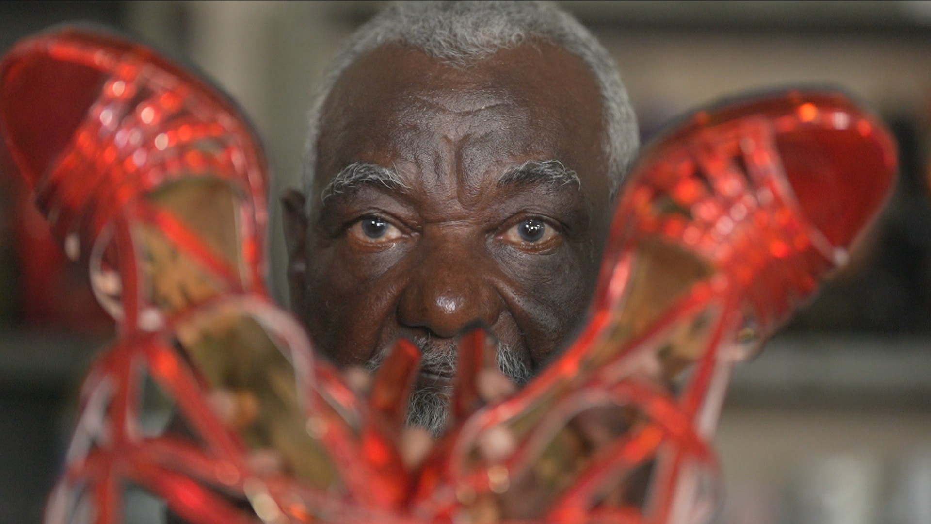O sapateiro das passistas: conheça Pedro Alberto, que há décadas produz sandálias de musas e rainhas do carnaval do Rio