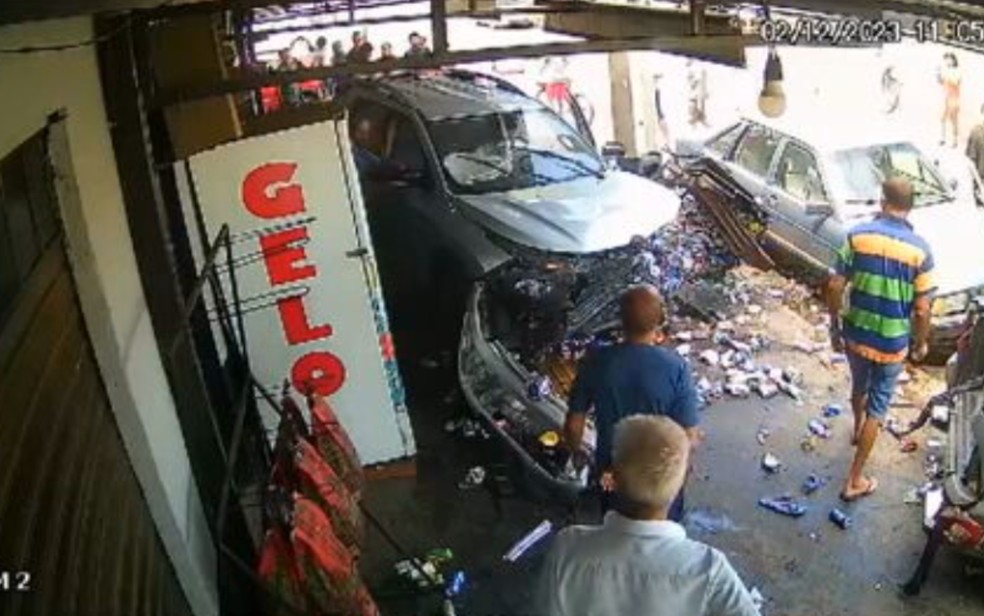Carro invade distribuidora de bebidas ap&oacute;s acidente, em Goi&acirc;nia, Goi&aacute;s &mdash; Foto: Reprodu&ccedil;&atilde;o/TV Anhanguera