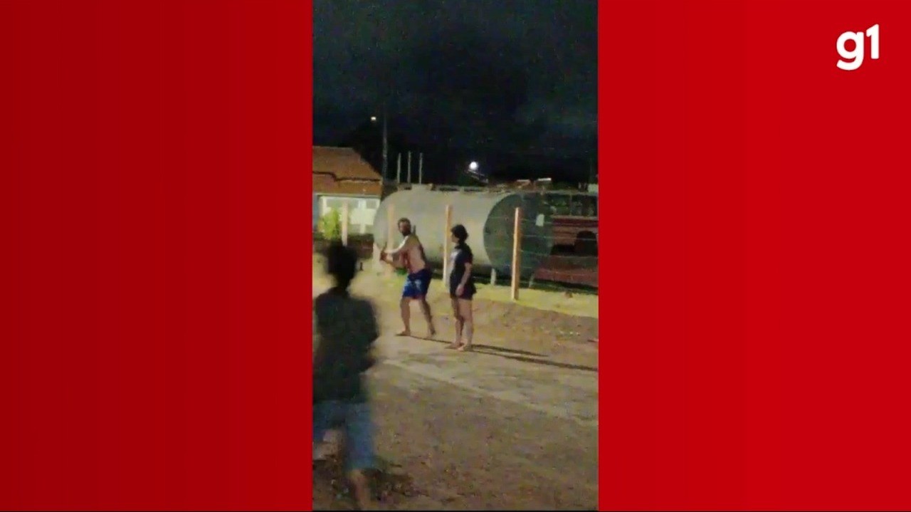 VDEO: homem espanca esposa com pedao de madeira na frente dos filhos aps ser esfaqueado por ela
