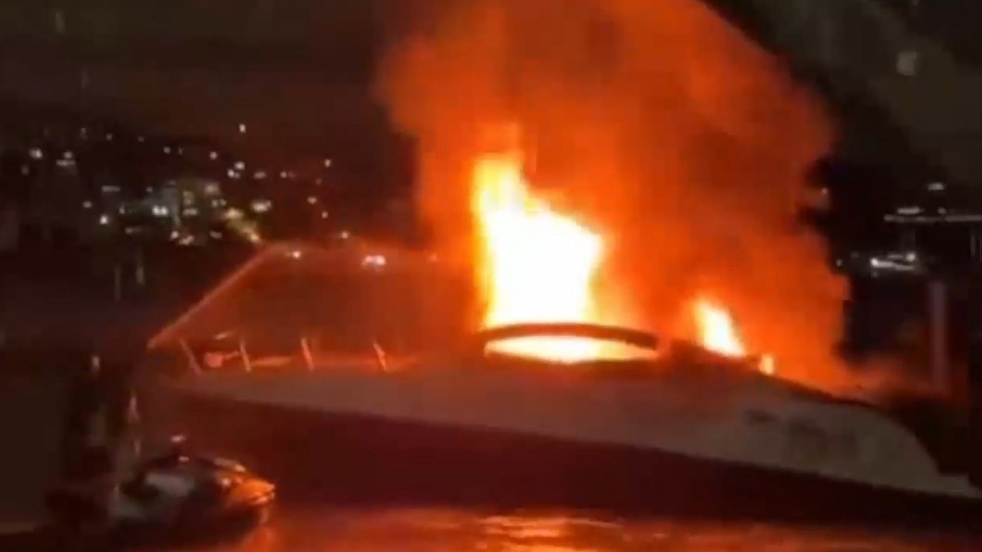Festa de aniversário termina com incêndio em lancha na Baía de Vitória