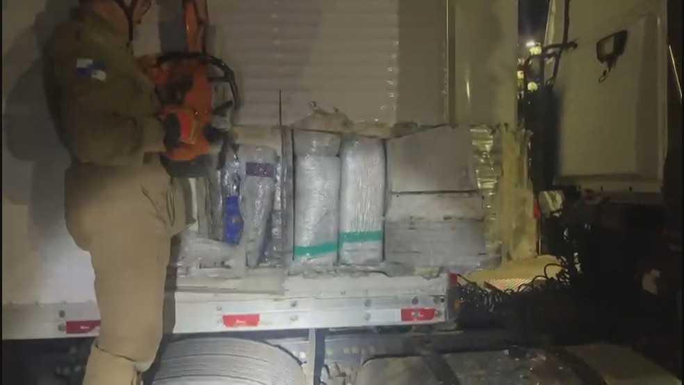 Fundo falso onde a droga estava escondida — Foto: Divulgação