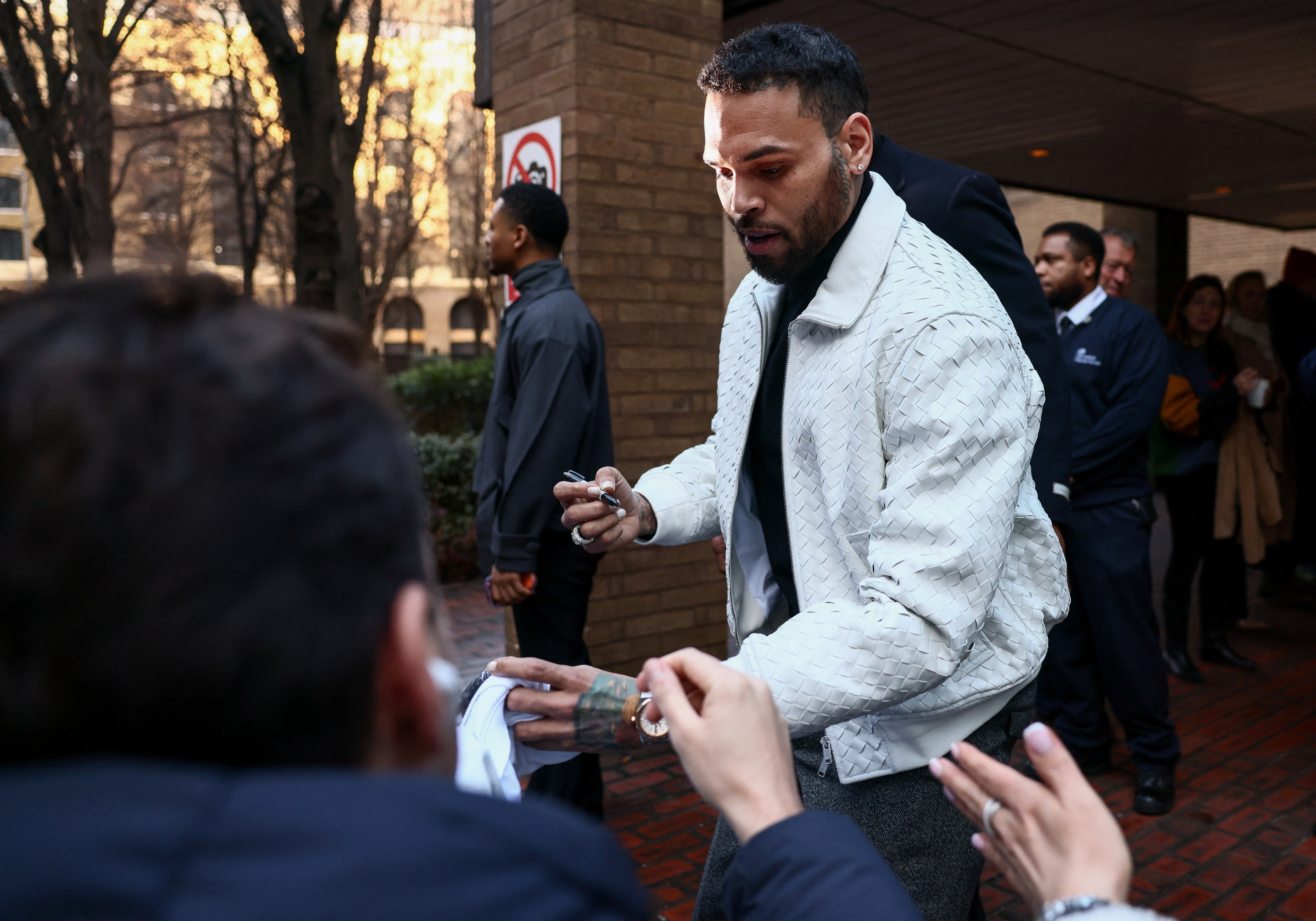 Chris Brown comparece a tribunal no Reino Unido antes de julgamento por agressão