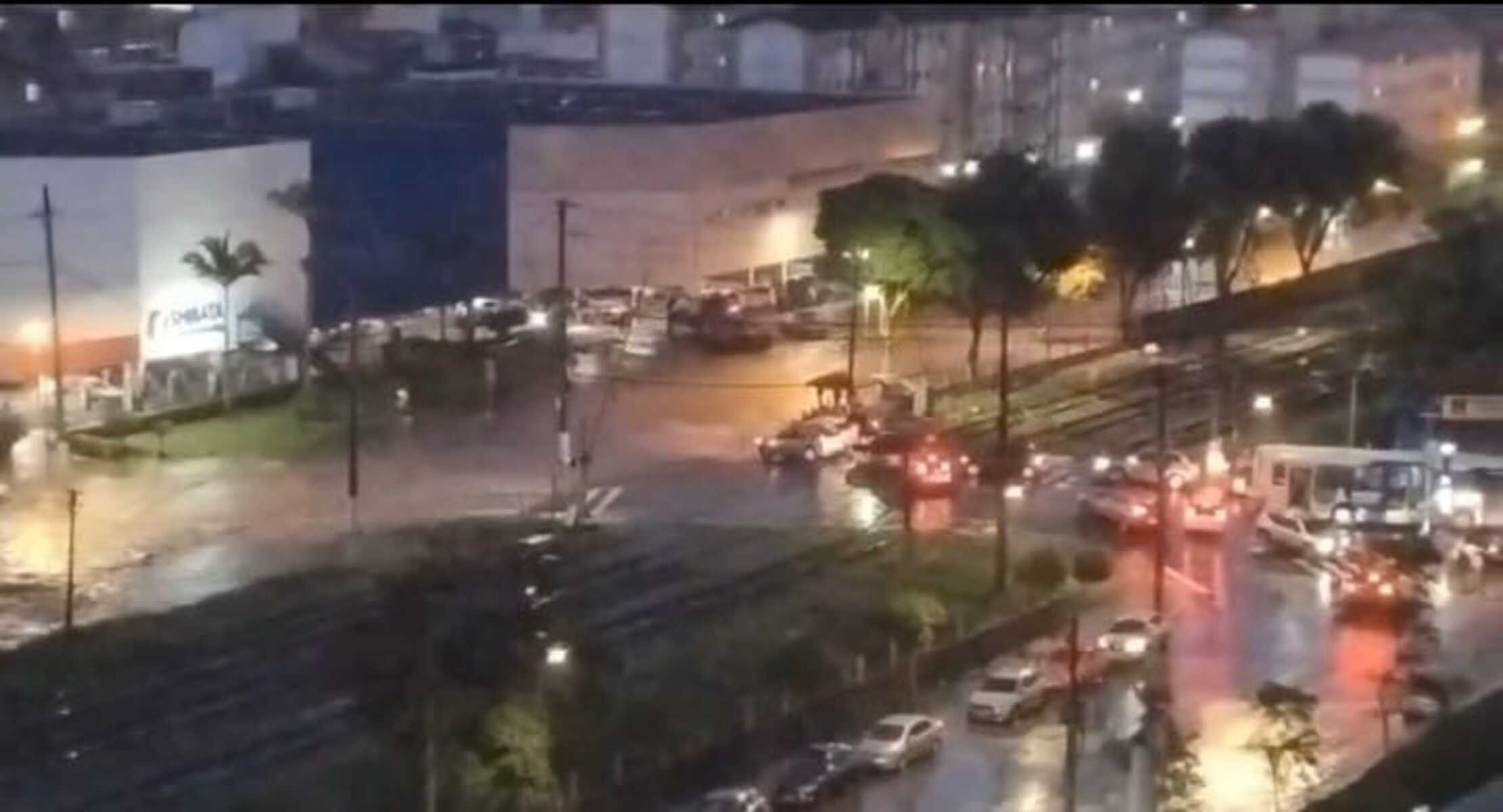 Chuva afeta trânsito nas cidades do Alto Tietê