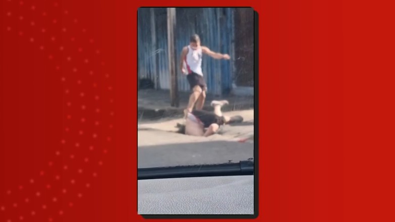 Homem fica preso de ponta-cabeça em bueiro enquanto é agredido em Manaus; VÍDEO