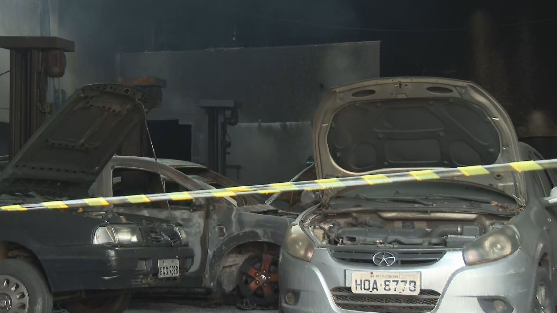 Incêndio atinge carros e escritório de oficina mecânica