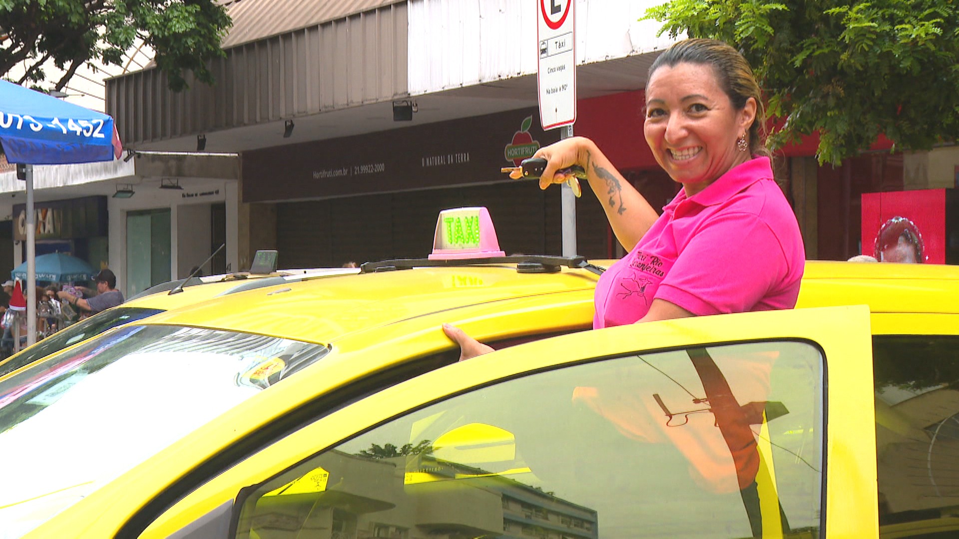 Vou de táxi... das Rosinhas! Ponto onde mulheres são maioria entre motoristas faz sucesso no Rio