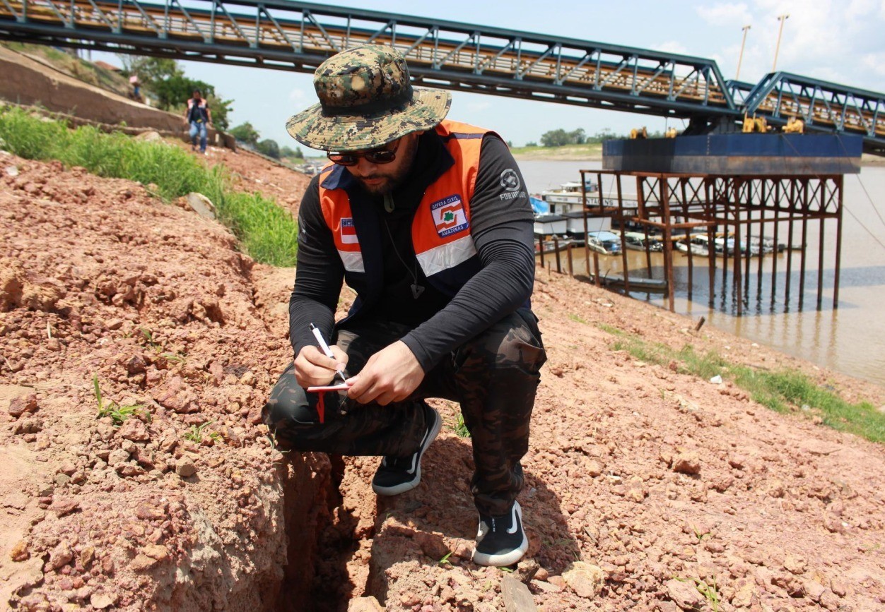 Defesa Civil recomenda interdição de parte do Porto de Autazes para avaliar de condições geológicas, no AM