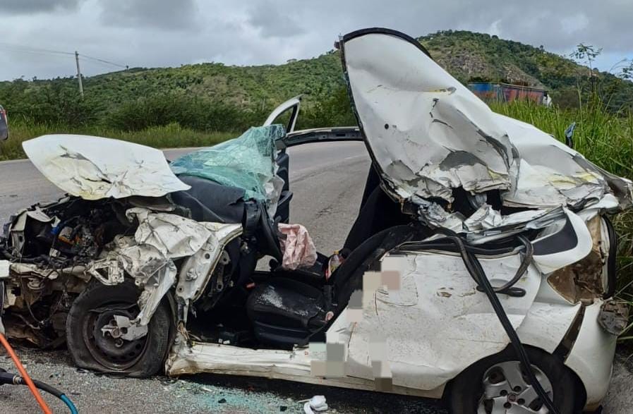 VÍDEO: colisão entre ônibus e carro deixa homem morto e outro ferido em Caruaru