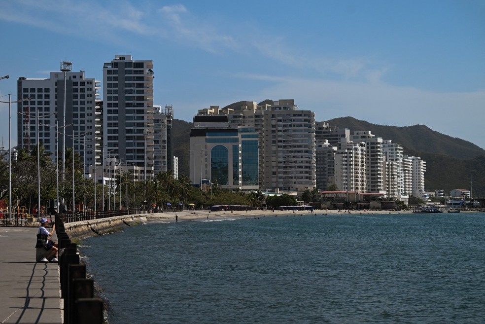 Homem observa a baía de Santa Marta, na Colômbia, em 16 de abril de 2026. — Foto: Luis Acosta/AFP