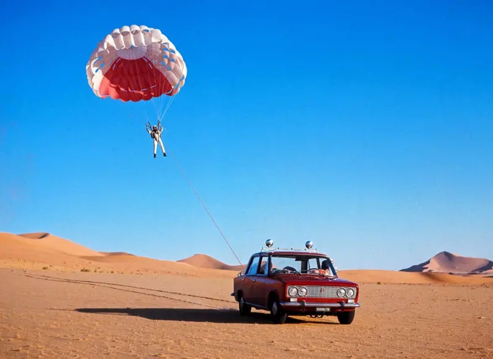 Giorgio Amoretti cruzou o deserto do Saara em um paraquedas rebocado por um carro — Foto: Autonauti via BBC