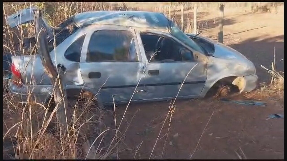 Motorista morre após carro capotar e ele ser arremessado para fora do veículo, na GO-213