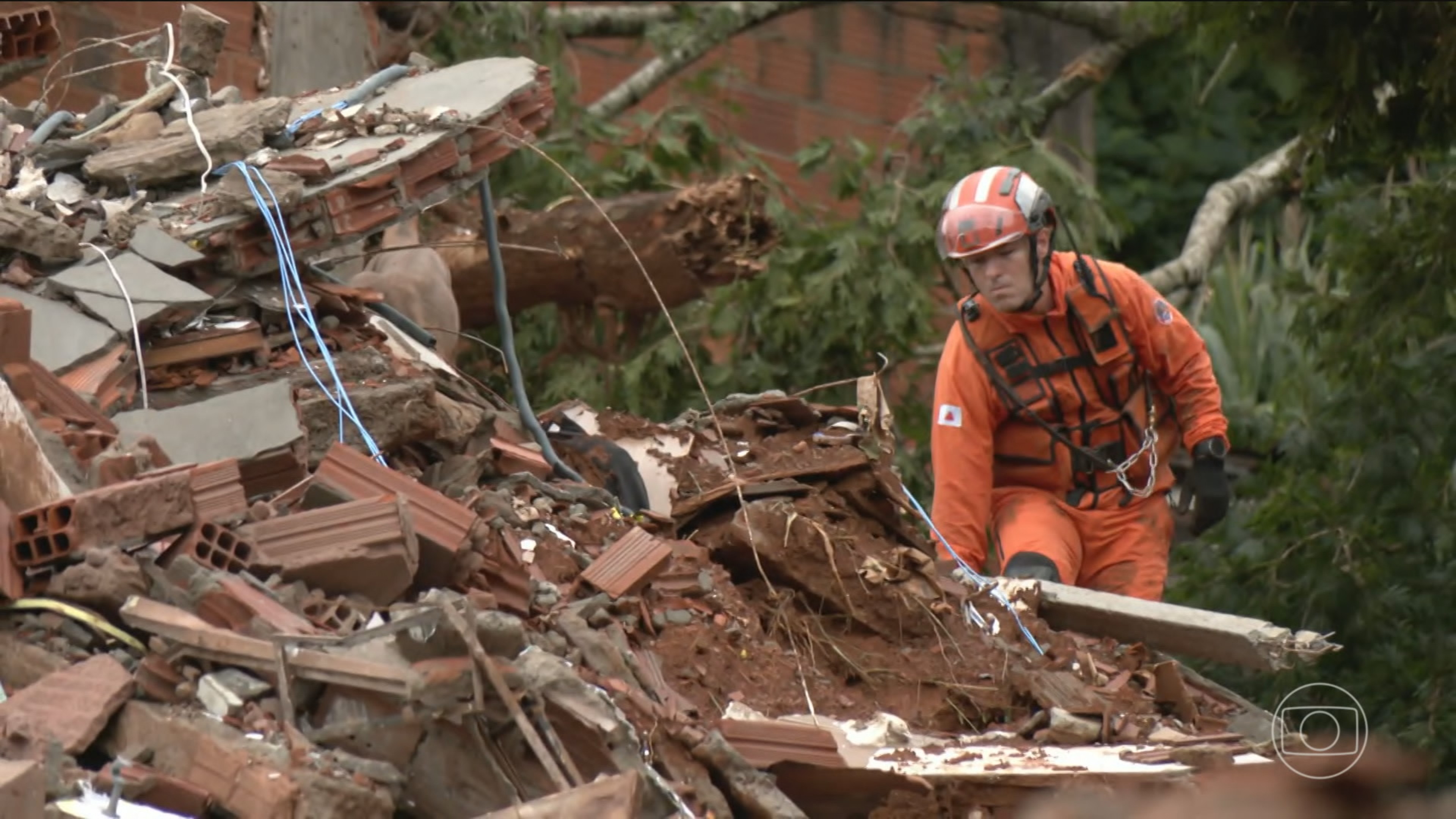 Chuva provoca deslizamentos, derruba casas e deixa dezenas de mortos e desaparecidos em Juiz de Fora e Ubá (MG)