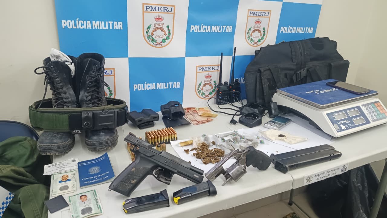 Polícia apreende armas e drogas no bairro Três Poços, em Volta Redonda