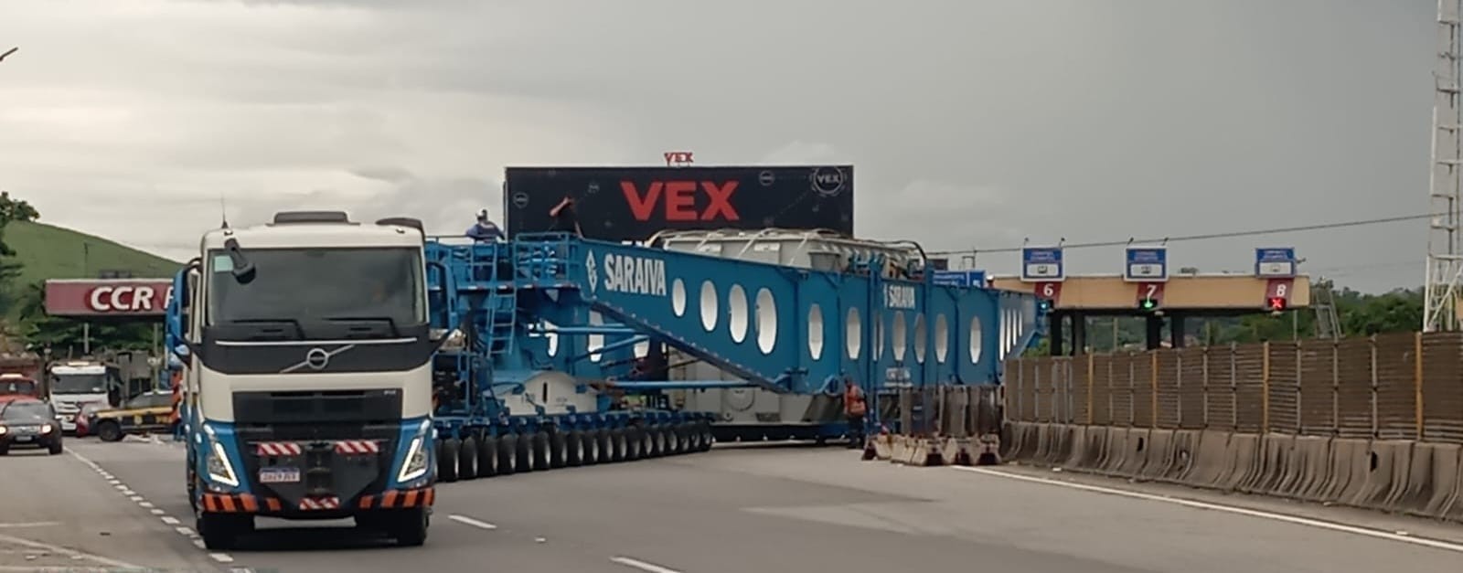 Transporte de carga gigante altera trânsito na Dutra e mobiliza operação especial na região