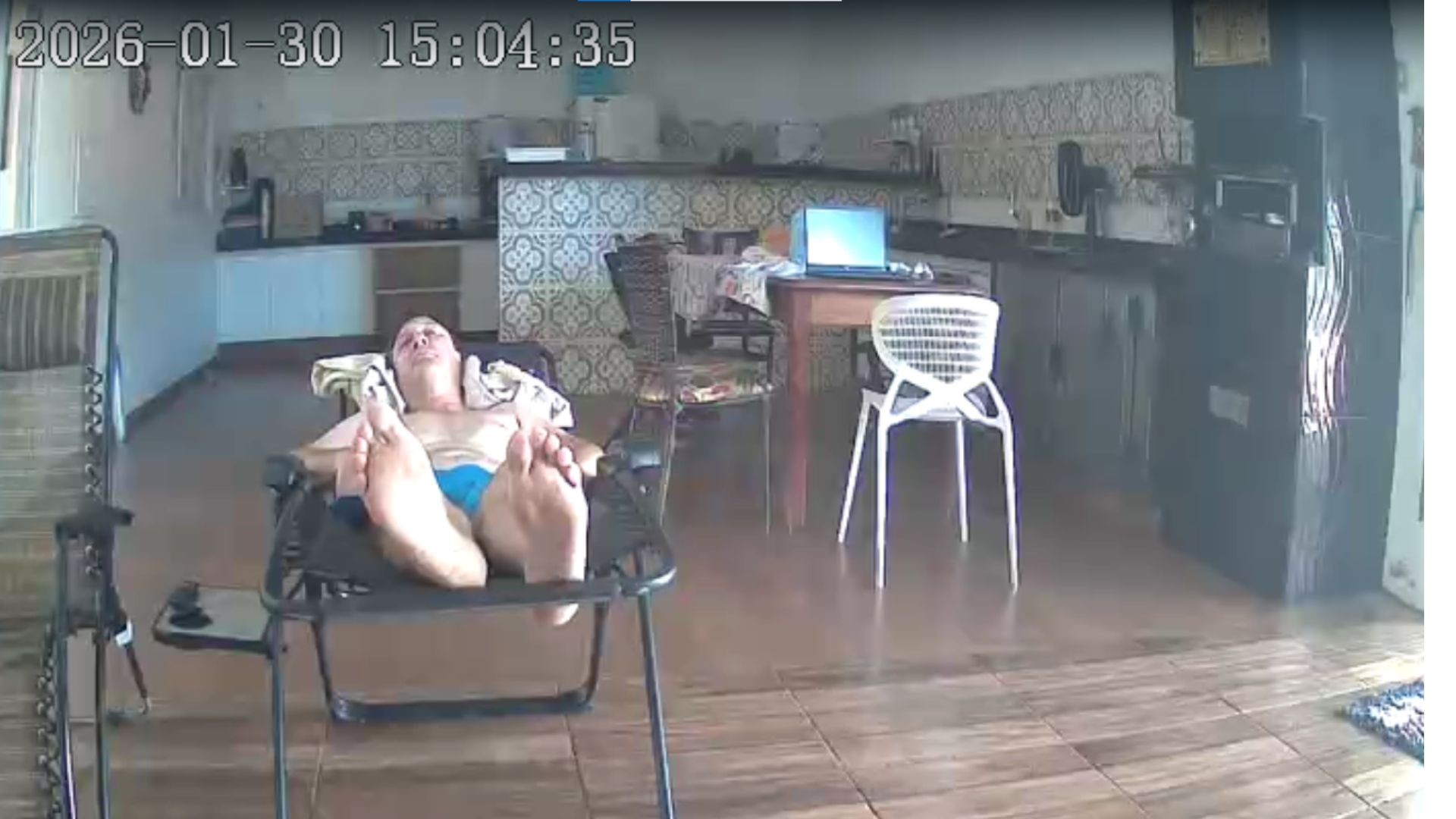 VÍDEO: empresário é surpreendido por bezerro enquanto cochilava em varanda de casa 