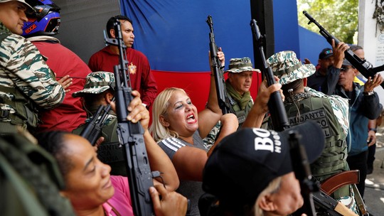 Trump posta vídeo de mulheres correndo com armas e zomba de treinamento militar de civis na Venezuela: 'Ameaça séria' - Imagens começaram a circular nas redes sociais no sábado (20), quando o governo venezuelano fez uma ação para treinar civis em Caracas.
