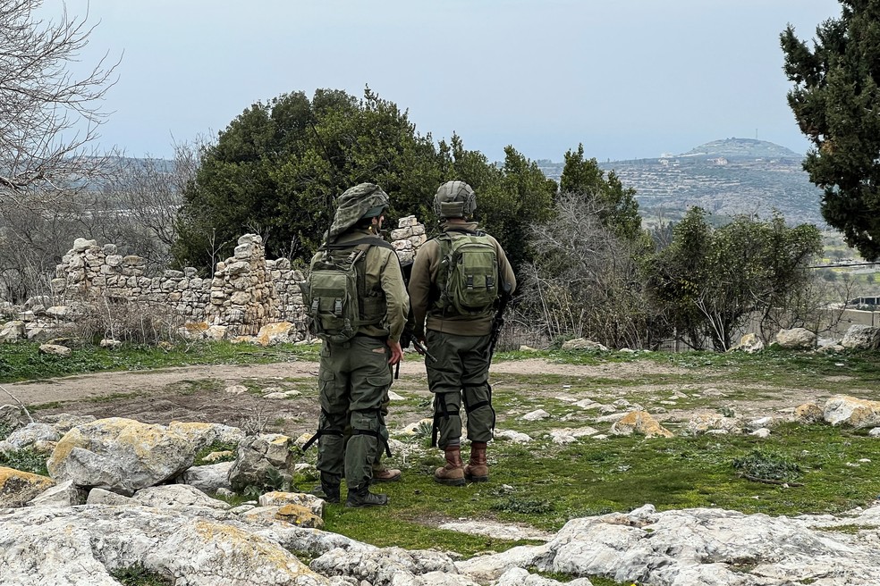 Soldados de Israel perto da fronteira com o Líbano. — Foto: Reuters