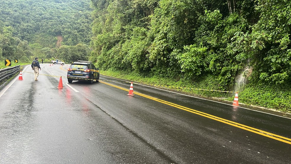 BR-277 é bloqueada preventivamente após desmoronamento de rocha na Serra da Esperança, em Guarapuava — Foto: PRF