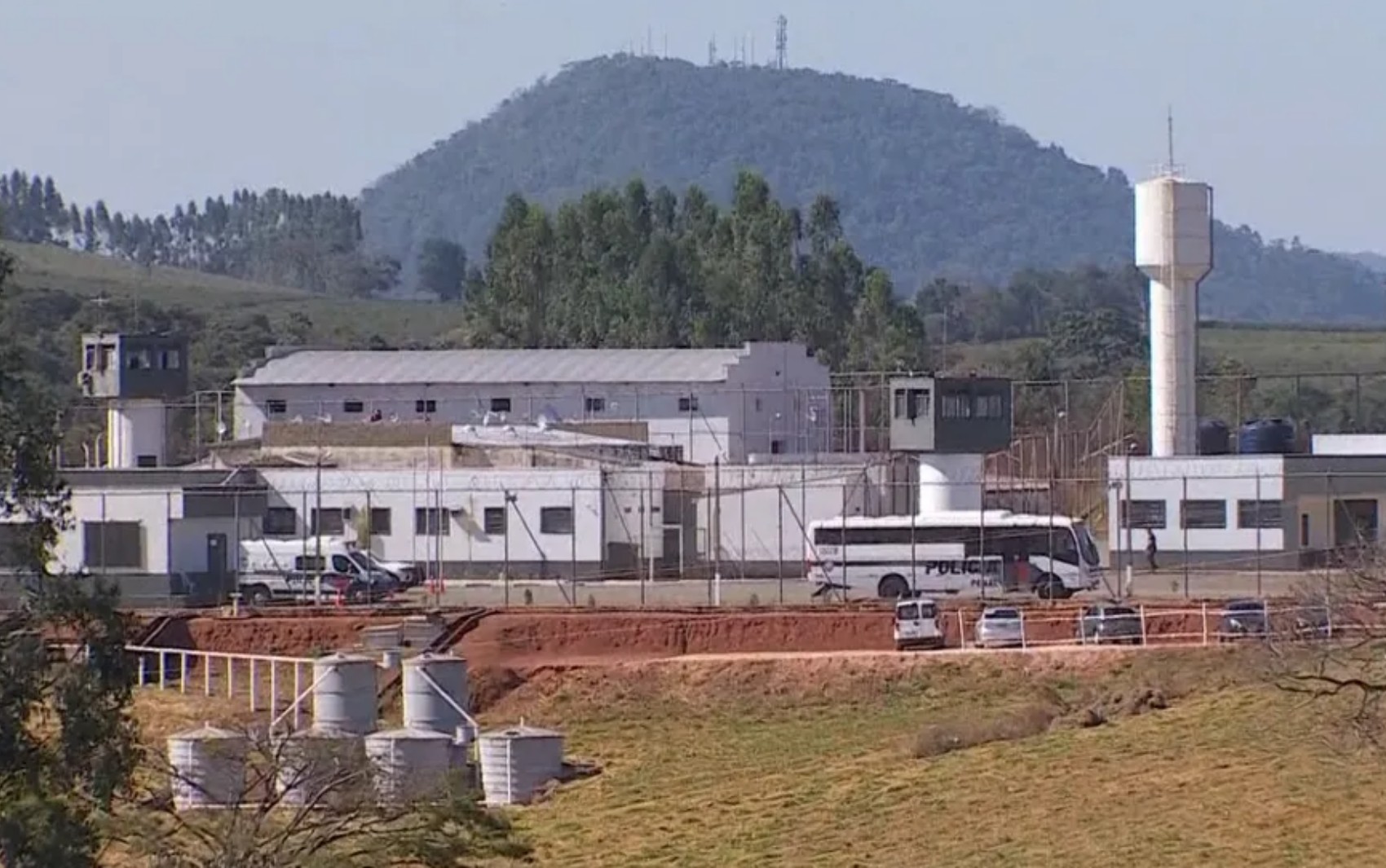 Detentos são hospitalizados após incêndio em fábrica de bolas dentro de presídio entre Guaxupé e Guaranésia, MG