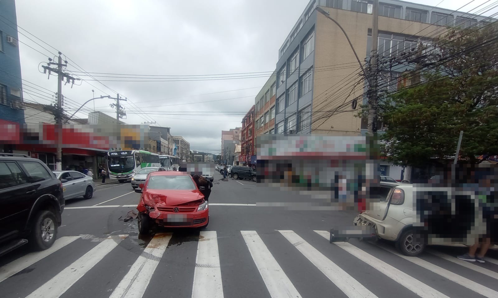 Acidente deixa feridos na Avenida Paulo de Frontin em Volta Redonda
