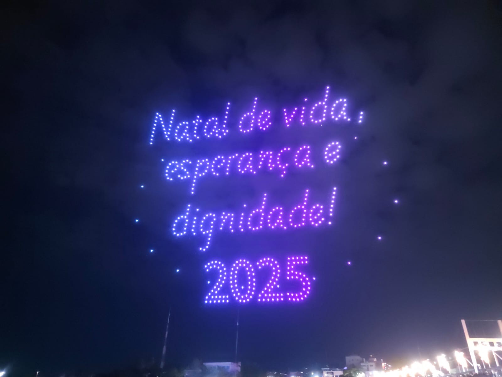 Apresentação natalina com 600 drones ilumina céu de Rio Branco; VEJA vídeos