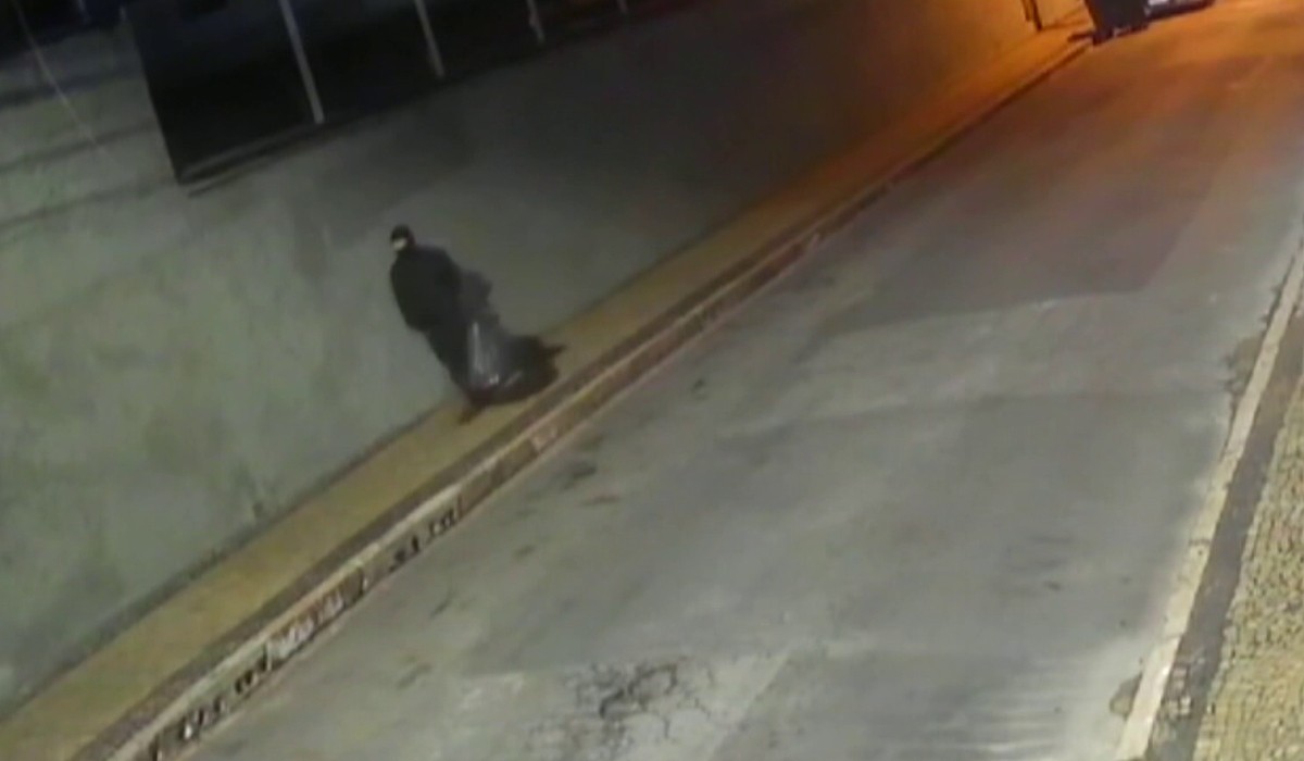 Novo vídeo mostra homem deixando loja de foto após causar incêndio; polícia investiga