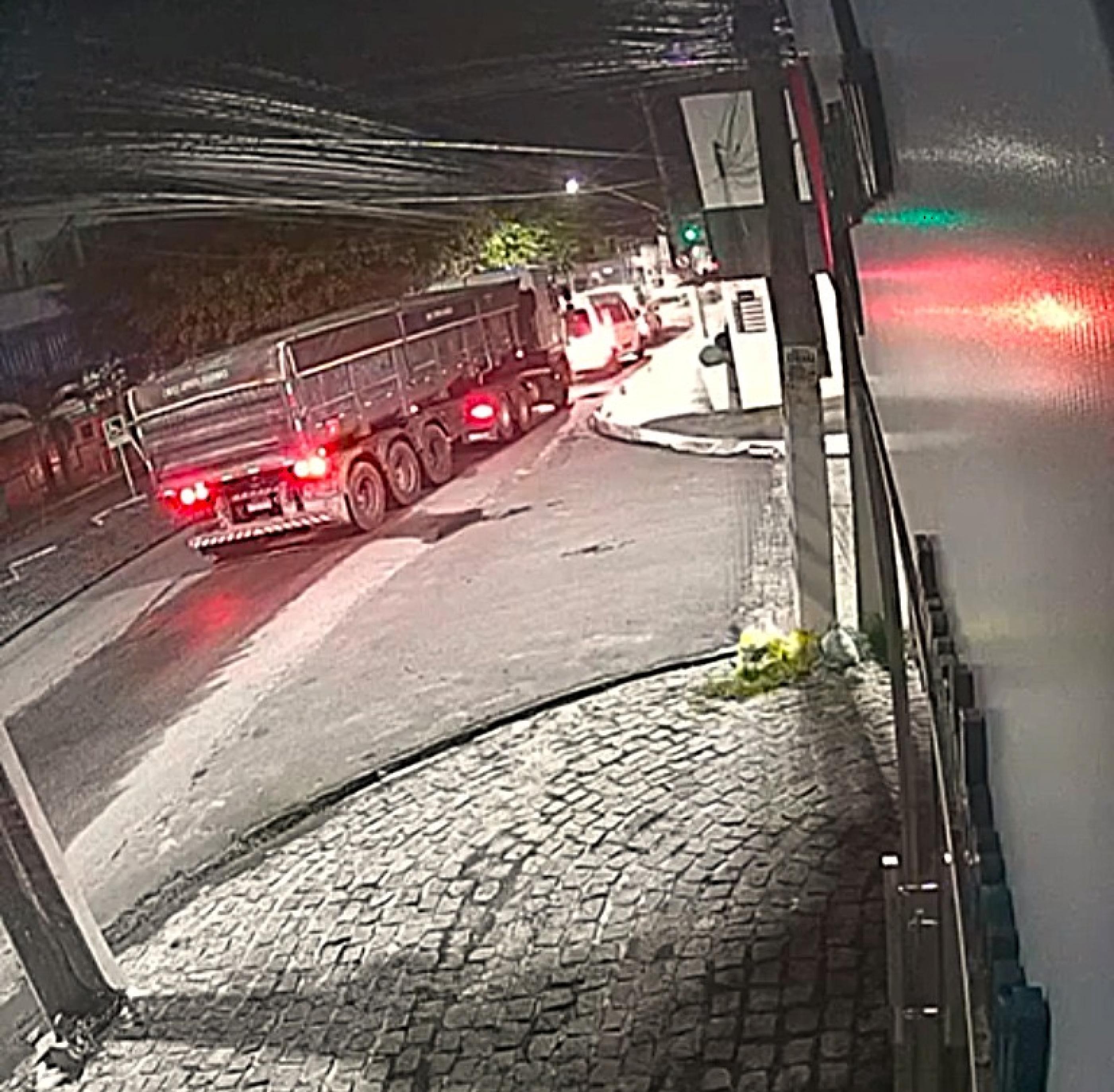 Polícia divulga vídeo de acidente que matou idosa no Poço, em Maceió; motorista da carreta é procurado 