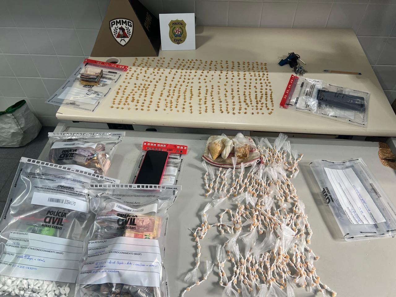 VÍDEO: Polícia usa retroescavadeira para destruir ponto de venda de drogas e 7 são presos em MG