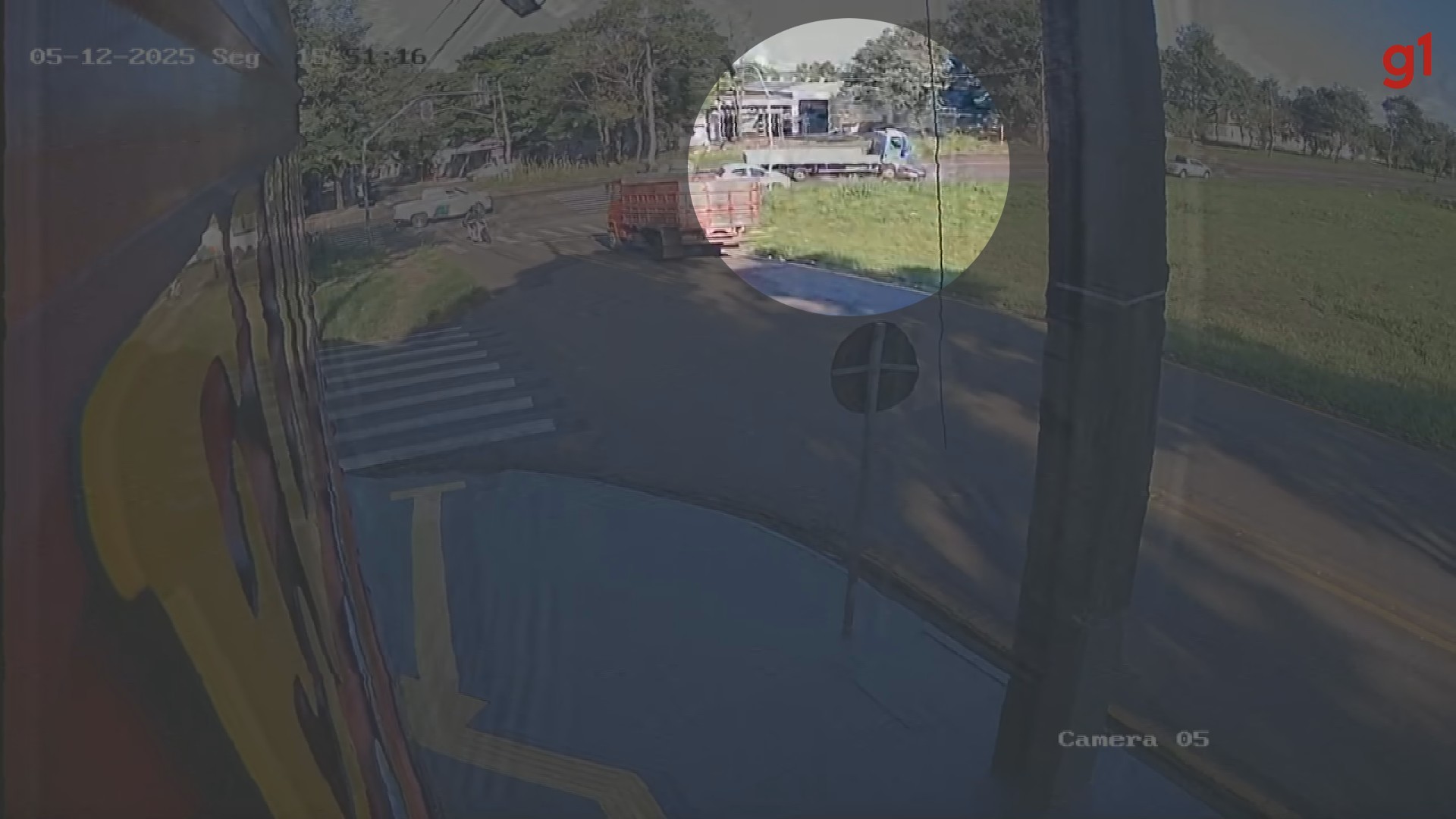 Duas pessoas morrem e outras duas ficam feridas após carro bater em carreta em Maringá