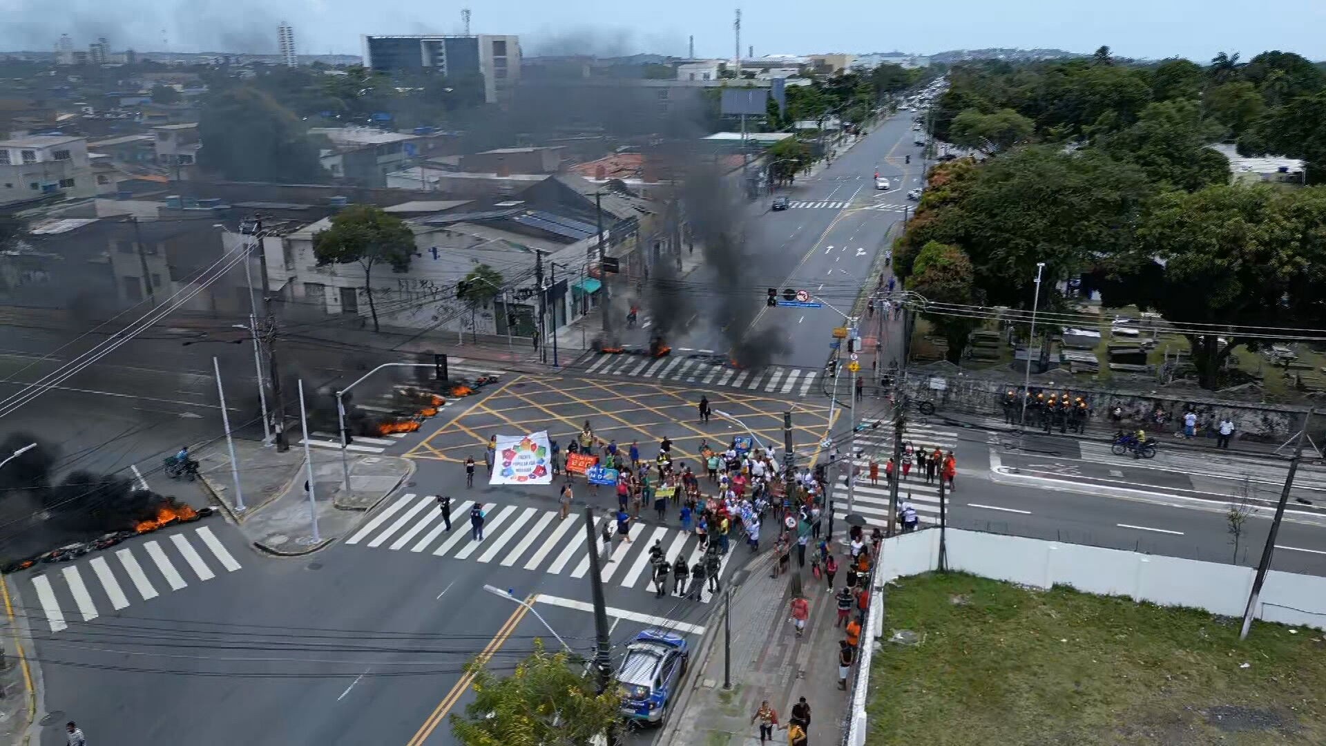 Protestos por moradia interditam avenidas e ponte no Centro do Recife; VÍDEO