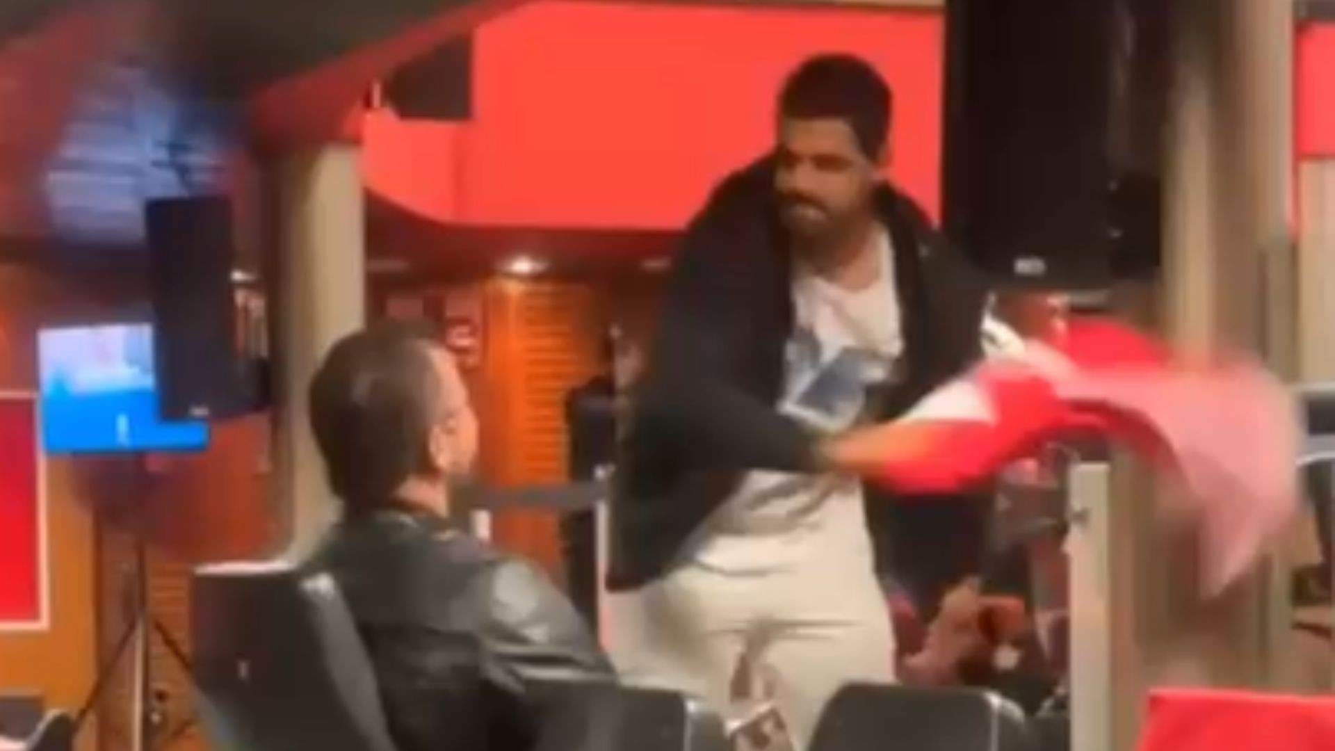 VÍDEO: Militante político agride influenciador com bandeira de partido em debate sobre escolas cívico-militares em MG