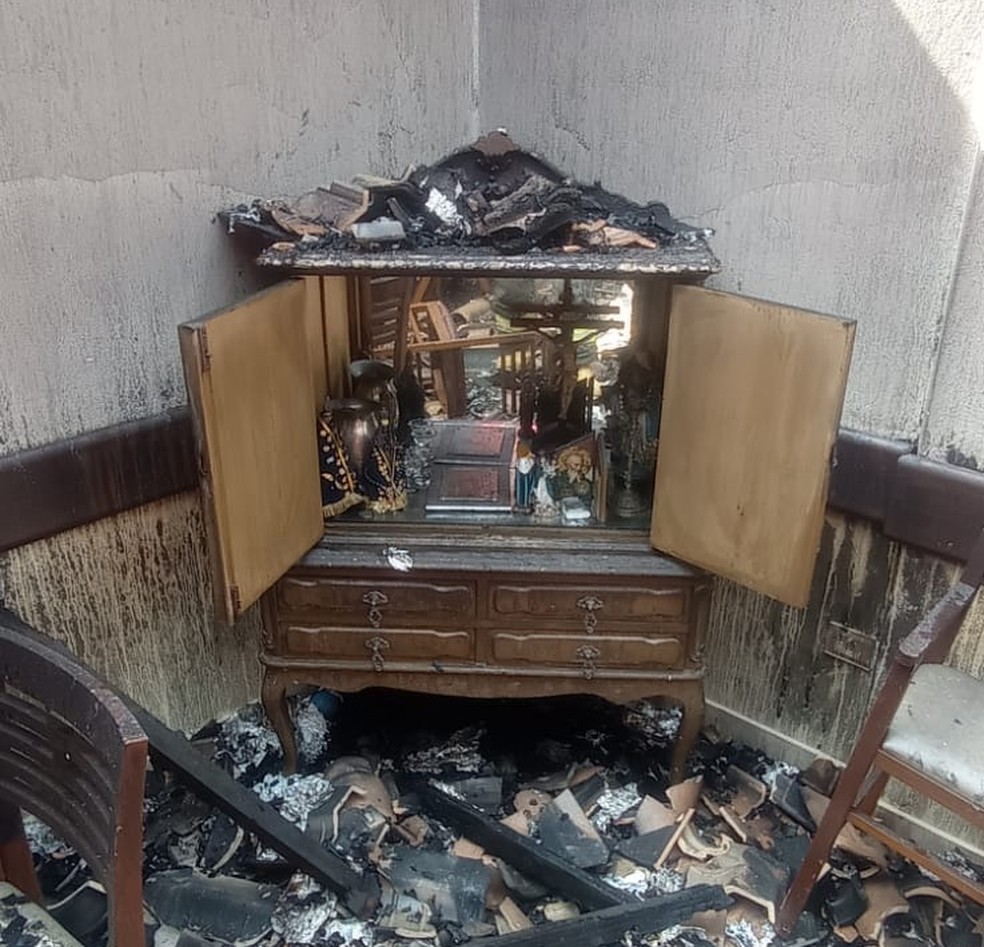 No cenário de destruição provocado pelo fogo e pelo calor, móvel e imagens sagradas não foram danificadas — Foto: Arquivo Pessoal