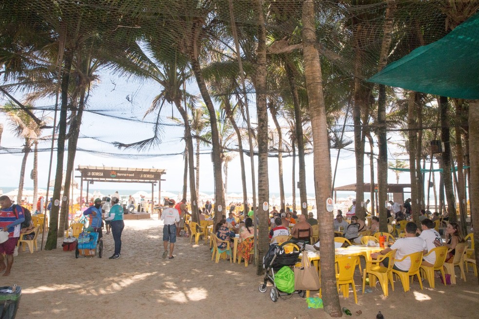Turistas e moradores de Fortaleza buscam lazer e comodidade nas barracas da Praia do Futuro — Foto: Kid Junior/SVM