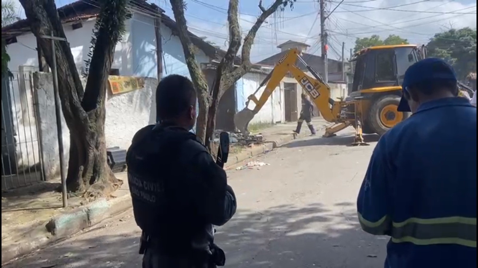 Polícia prende duas pessoas e demole casa utilizada como ponto de tráfico de drogas em São José