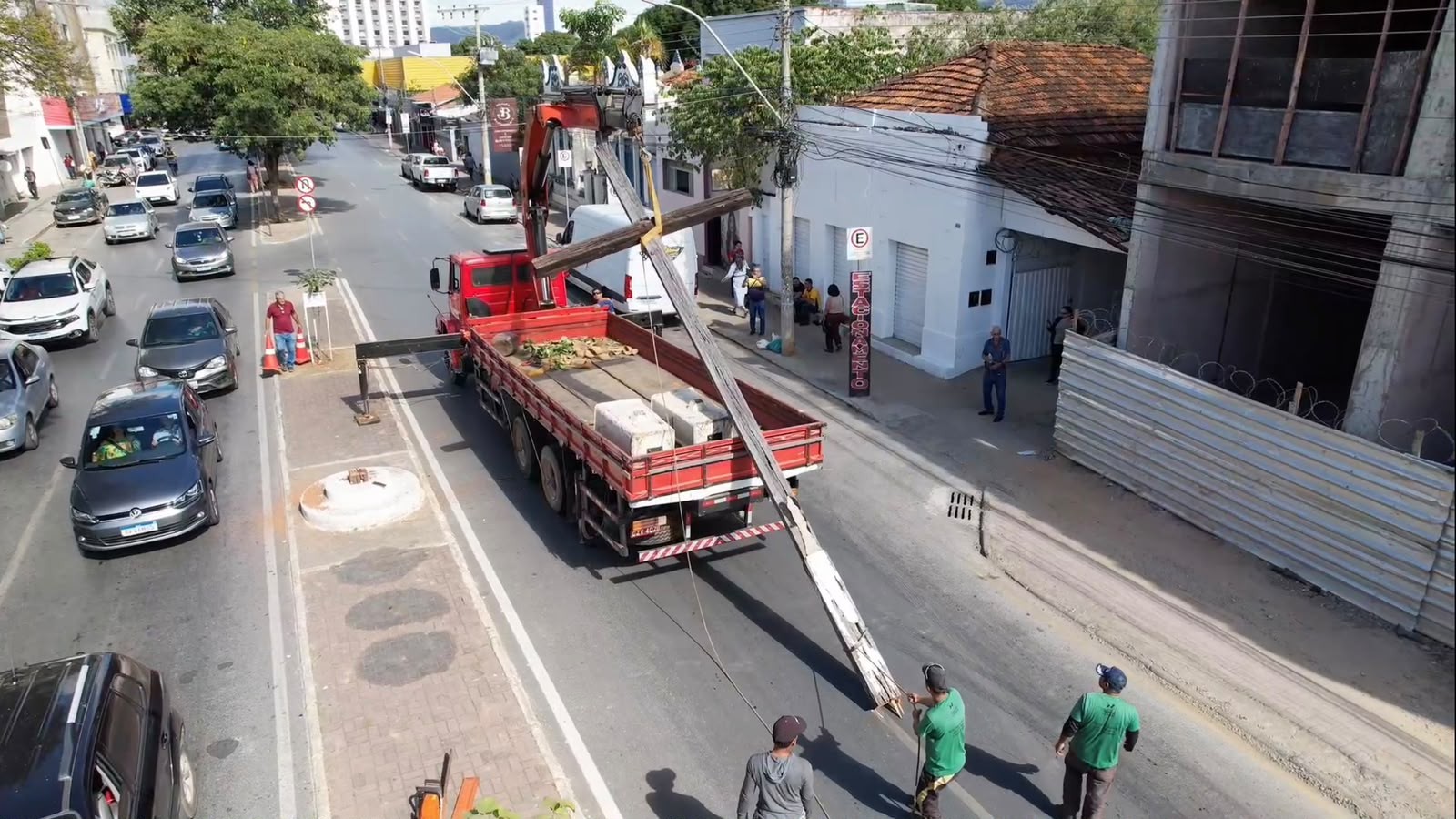 Respeito e cuidado na remoção do Cruzeiro da Igreja do Rosário, em Montes Claros