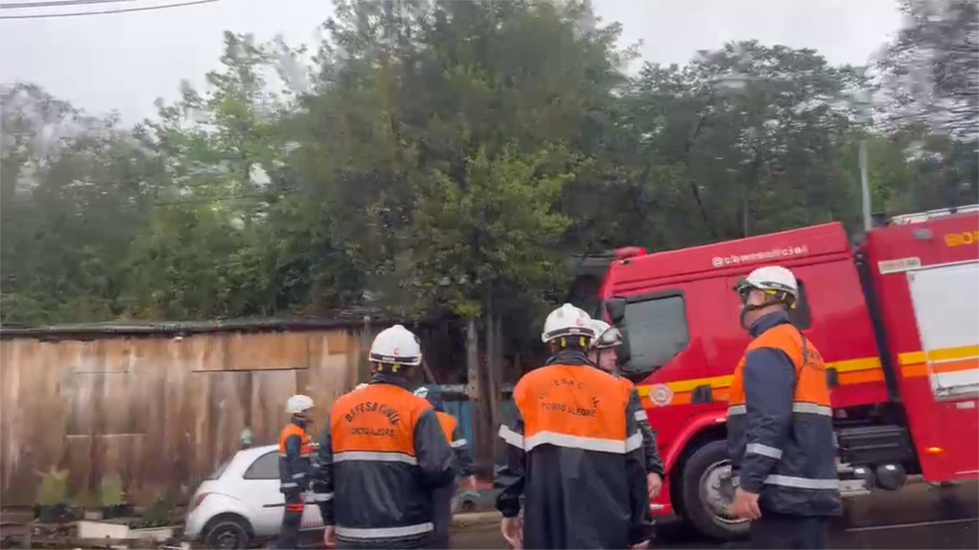 Árvore cai em casa durante temporal em Porto Alegre