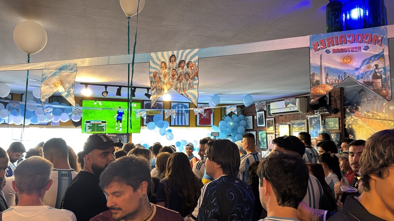 Festa da torcida argentina toma conta das ruas da Zona Leste de SP e transforma posto em arquibancada na semifinal da Copa