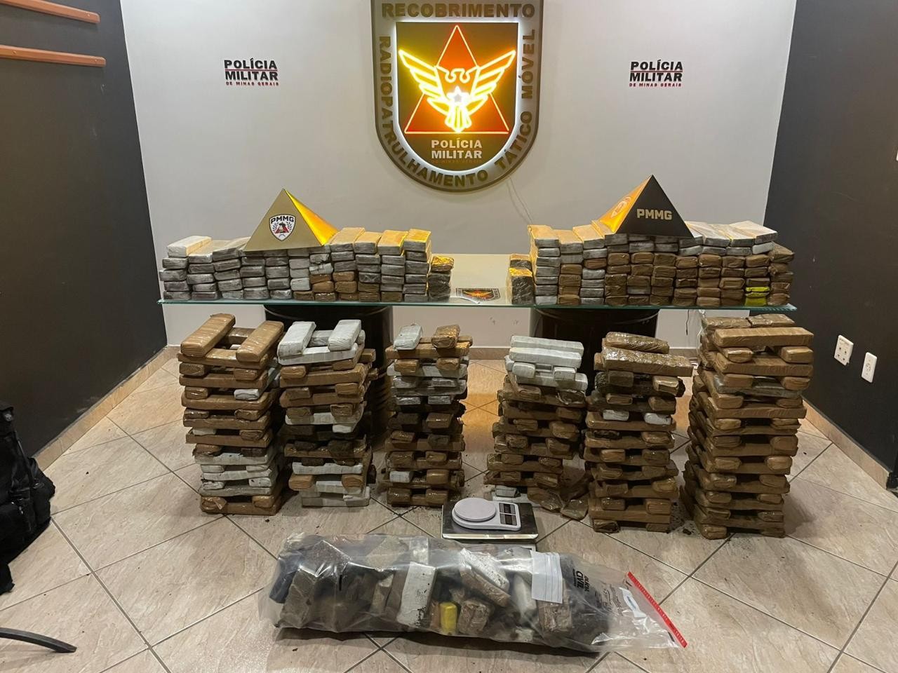 Polícia Militar apreende 440 barras de maconha em chácara de Governador Valadares