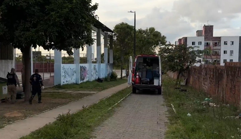 Adolescentes são atingidos por tiros enquanto conversavam em praça, em João Pessoa 