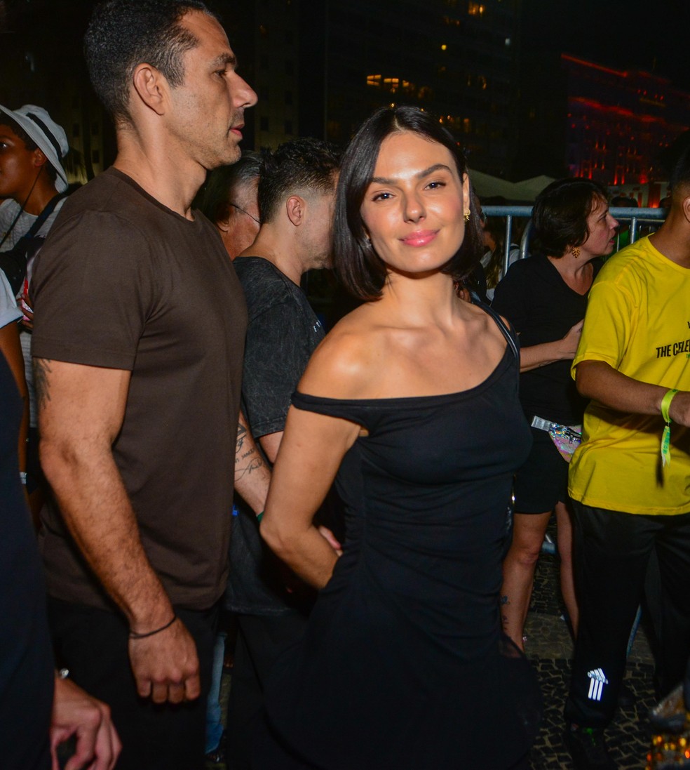 A atriz Isis Valverde chega acompanhada em Copacabana para o show da cantora Mandonna — Foto: Webert Belicio / Agnews