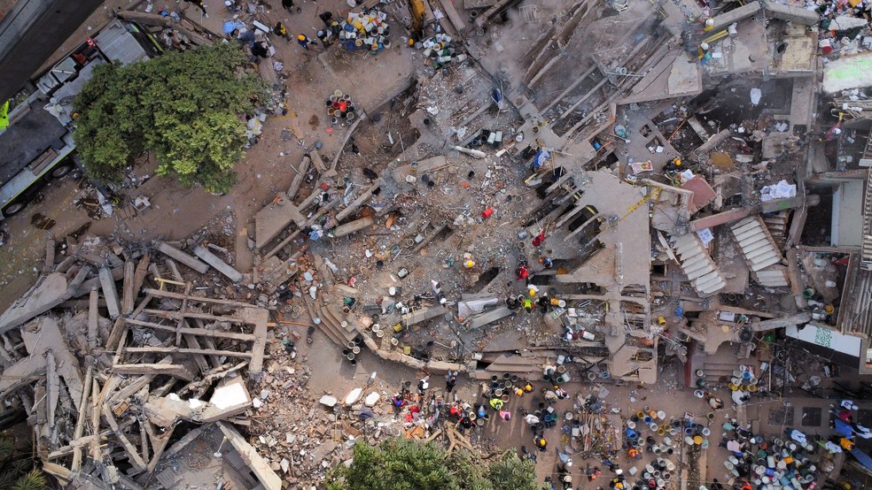 Imagem de drone mostra trabalhos de resgate em meio a escombros de prédios derrubados por terremoto de magnitude 7,4 em Cali, na Colômbia, em 12 de agosto de 2026. — Foto: REUTERS/Raquel Cunha