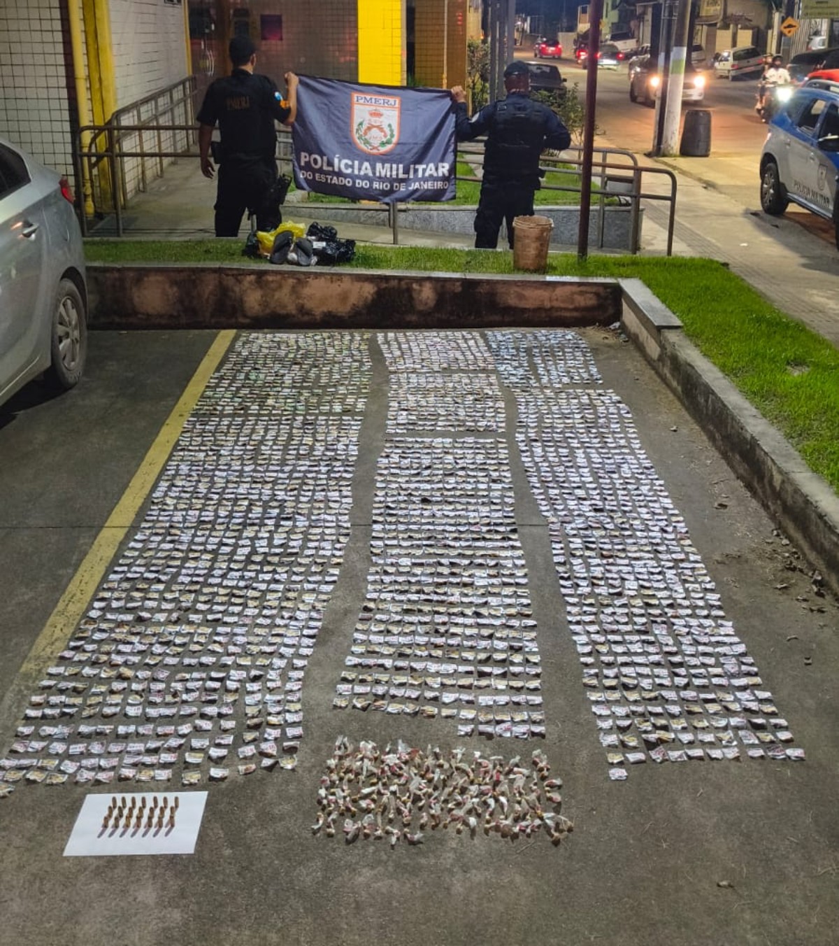 Mais de 2,6 mil porções de drogas e munições são a